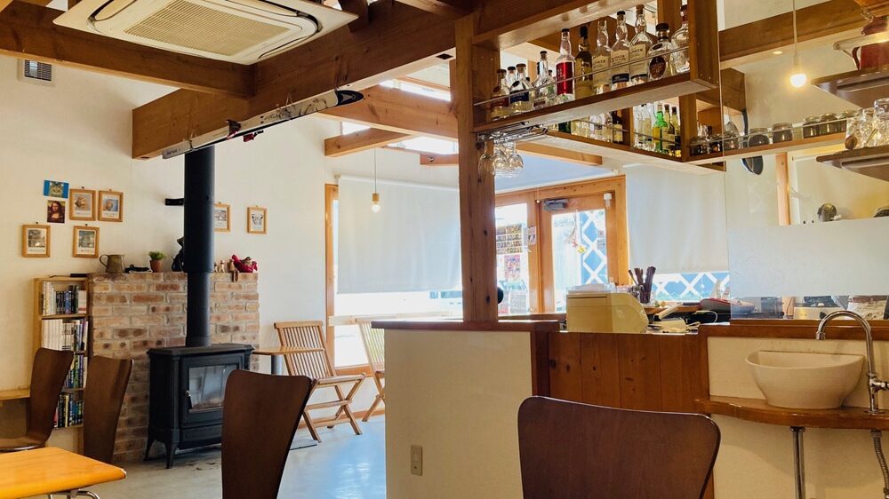 あたたかい雰囲気の「カフェニャン」店内