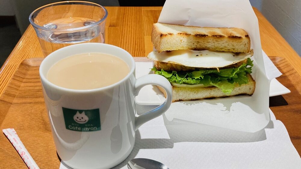 「目玉焼きサンド」と「カフェオレ」