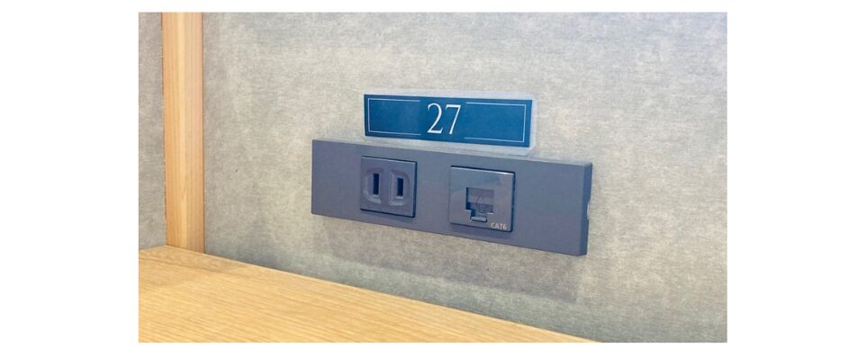 「サクラカフェテラス」テーブル横のコンセント、USBポート